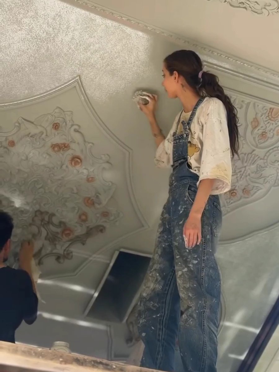 🎨🇮🇷 Iranian women artists in Iran creating intricate ceiling decorations.