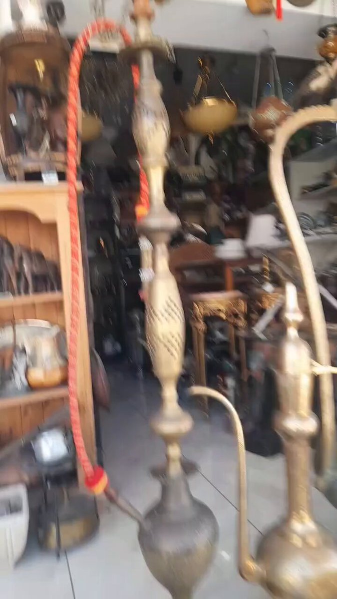 مواطن سوري يعثر في جزيرة قبرص على قطعة أنتيكا كانت في منزلة بمدينة سراقب في ريف إدلب التي سبق واحتلها جيش الأسد وسرق كل ما تحوية بيوتها، وحتى أنه كان بعد الانتهاء من سرقة الأثاث يقوم بسرقة الحديد داخل الاسمنت بعد هدمه لبيعه، يبدو أنه كانت هناك عصابة تبيع كل شيء على حدة، وقبرص تبعد عن الساحل السوري مسافة 90 كم ويبدو أنها كانت سوق تصريف لبعض المسروقات يقول الشاب السوري أن هذه الأرجيلة لها قيمة معنوية كبيرة عنده فقد اشتراها والده من اليمن عام 1982، ولذلك قام هو بشرائها مرة أخرى من قبرص عام 2026 ويقول هذه القطعة كبرت معنا بيتنا في مدينة سراقب