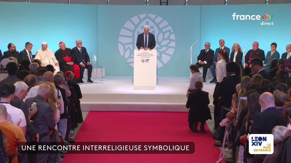 🔴 À présent, chaque représentant des différents cultes vient signer la "déclaration de Metz", cette déclaration commune pour un appel au "dialogue, à la fraternité, à la réconciliation et à la paix". Le texte est ensuite remis à des enfants.