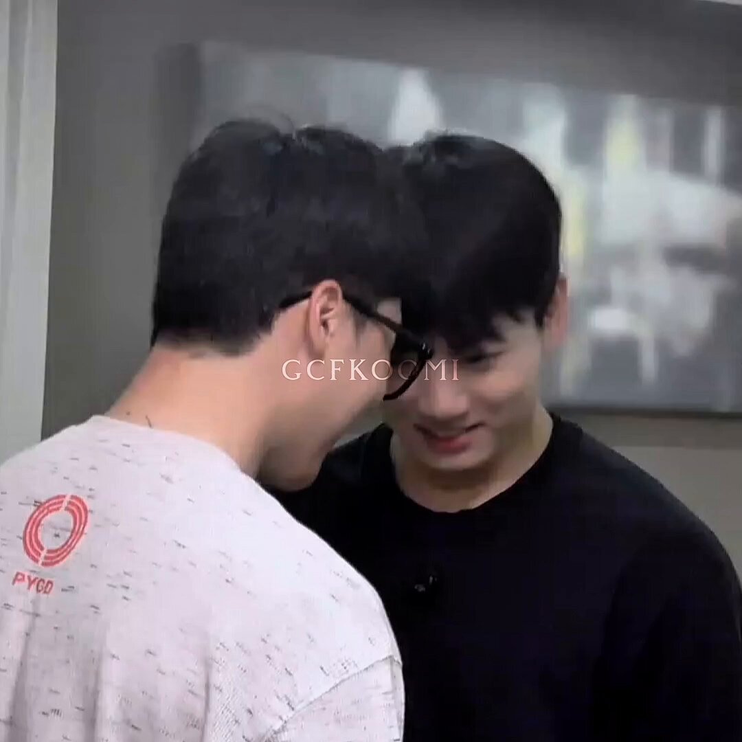 NO BUT THE WAY JK’S EARS GOT RED?? DOES THAT MEAN HE LIKES TO HAVE HIS HAIR PULLED…