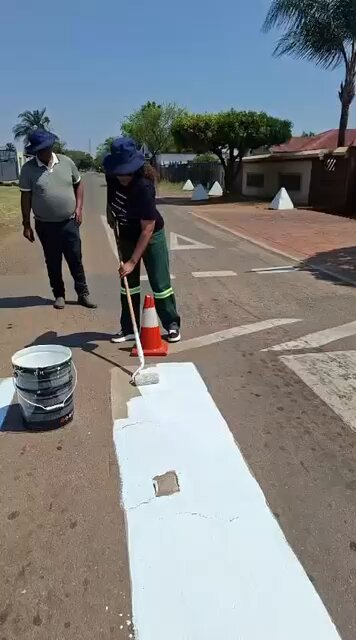This morning, we’ve joined our Region 5 team for #ReASpana. This is the second week of a two-week long service delivery programme. This below 👇🏽 is progress from Lindo Park. City of Tshwane