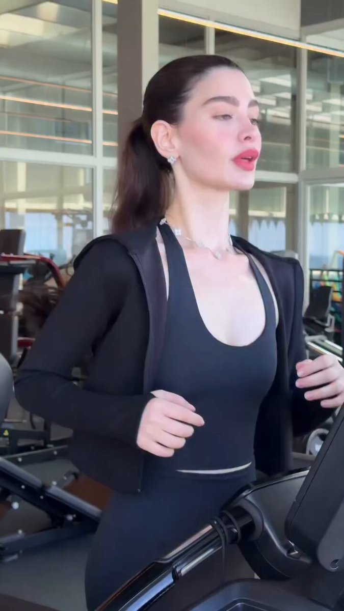 الكويتية روان بن حسين 👑🇰🇼 تقضي ساعتين يوميًا في ممارسة الرياضة ٦ أيام في الاسبوع خبراء من شركة alo المختصة بالرياضة يعتقدون أنها وصلت الى "الجسد المثالي" ✅ 🖤✨