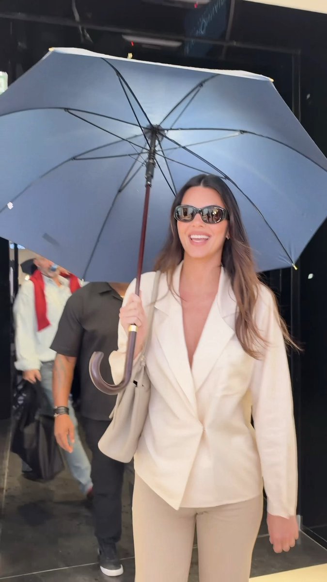 Kendall Jenner arriving at the L’Oréal Paris pop-up in Paris, France - 09/28. 📸 More pics: