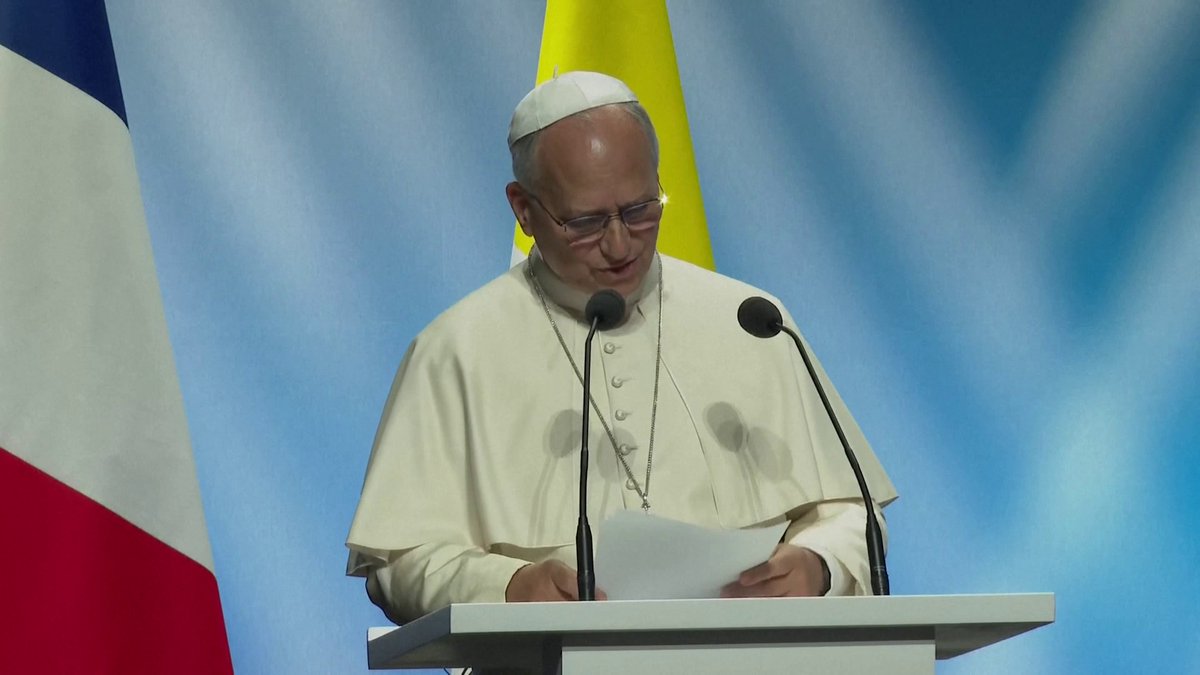 ✝️ Le Pape appelle à mettre fin aux guerres et à "sacrifier certaines positions pour le bien supérieur de la paix" en Europe. "Aujourd’hui, malheureusement, la guerre a refait surface, même en Europe : un nouveau “massacre inutile”, qui fait chaque jour d’innombrables victimes civiles. Et aujourd’hui encore, comme en 1950, les paroles contenues dans la déclaration Schuman restent d’actualité : “La contribution qu’une Europe organisée et vivante peut apporter à la civilisation est indispensable au maintien de relations pacifiques.” Il est nécessaire de s’engager dans un dialogue patient, de faire preuve de courage dans la négociation et d’être prêt à sacrifier certaines positions pour le bien supérieur de la paix."
