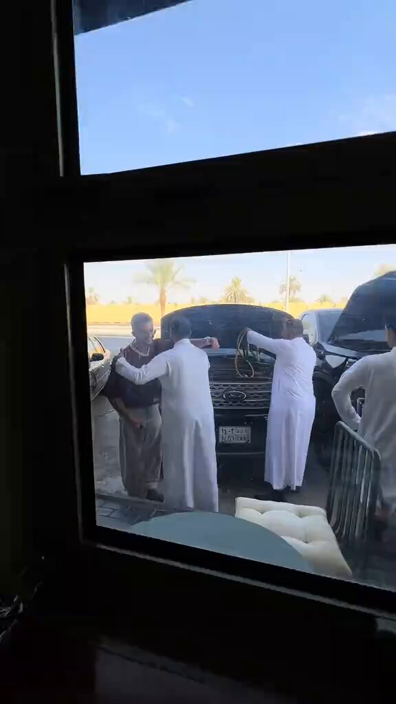 مقيم مصري يُبدي إعجابه بفزعة الشعب السعودي عند تعطل سيارته❤️🇸🇦