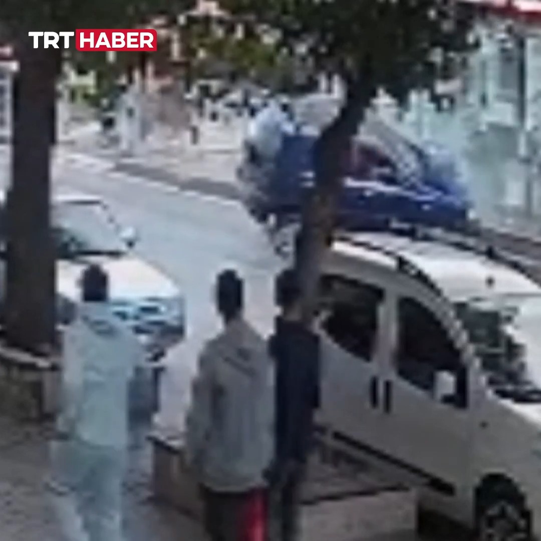 Kayseri’de kontrolden çıkan otomobil, tramvay durağına çarptı. Olayda sürücü yaralandı.