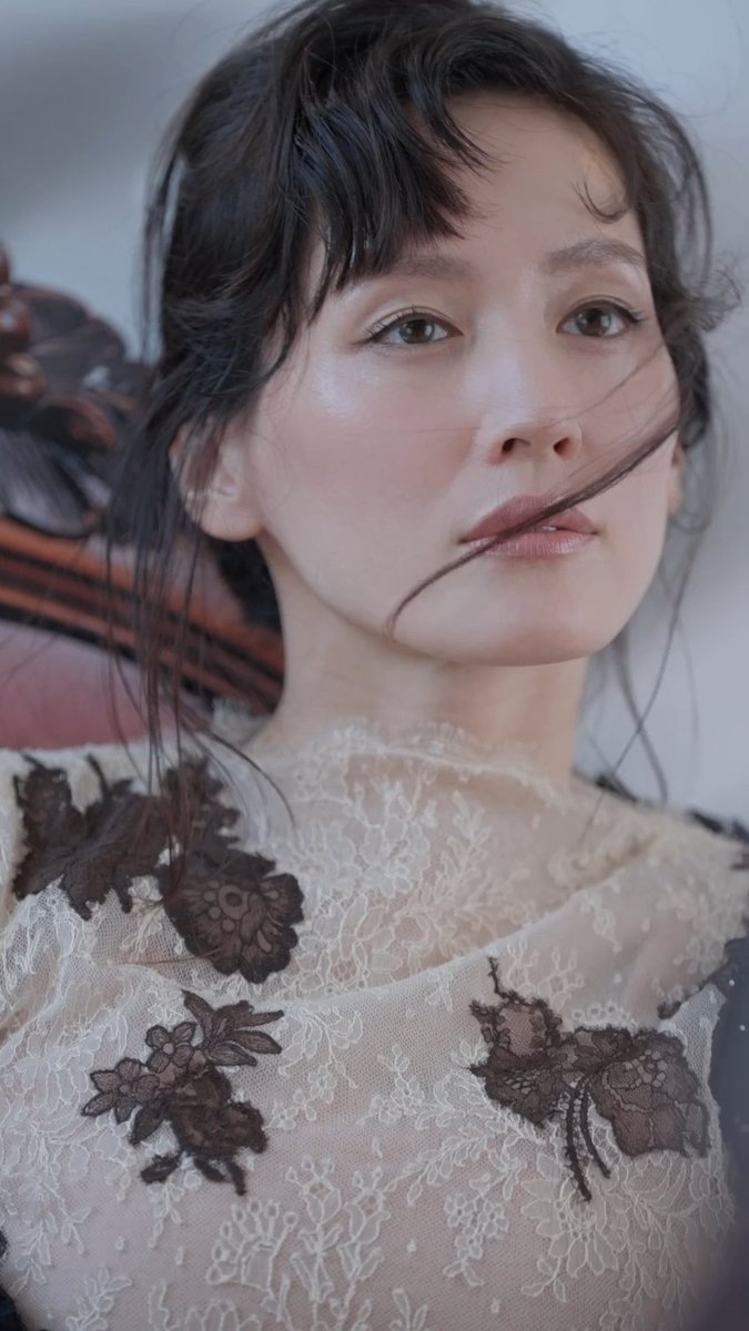 #10magazinejapan 2026年秋冬号の表紙を飾る #綾瀬はるか 。撮影の舞台裏を公開。 #Dior を纏った彼女を全16ページで特集。約7000字のロングインタビューで語る。 インタビューの一部はWEBで公開中。 10月1日(木)発売。 ご購入は ネット書店・全国書店にて。