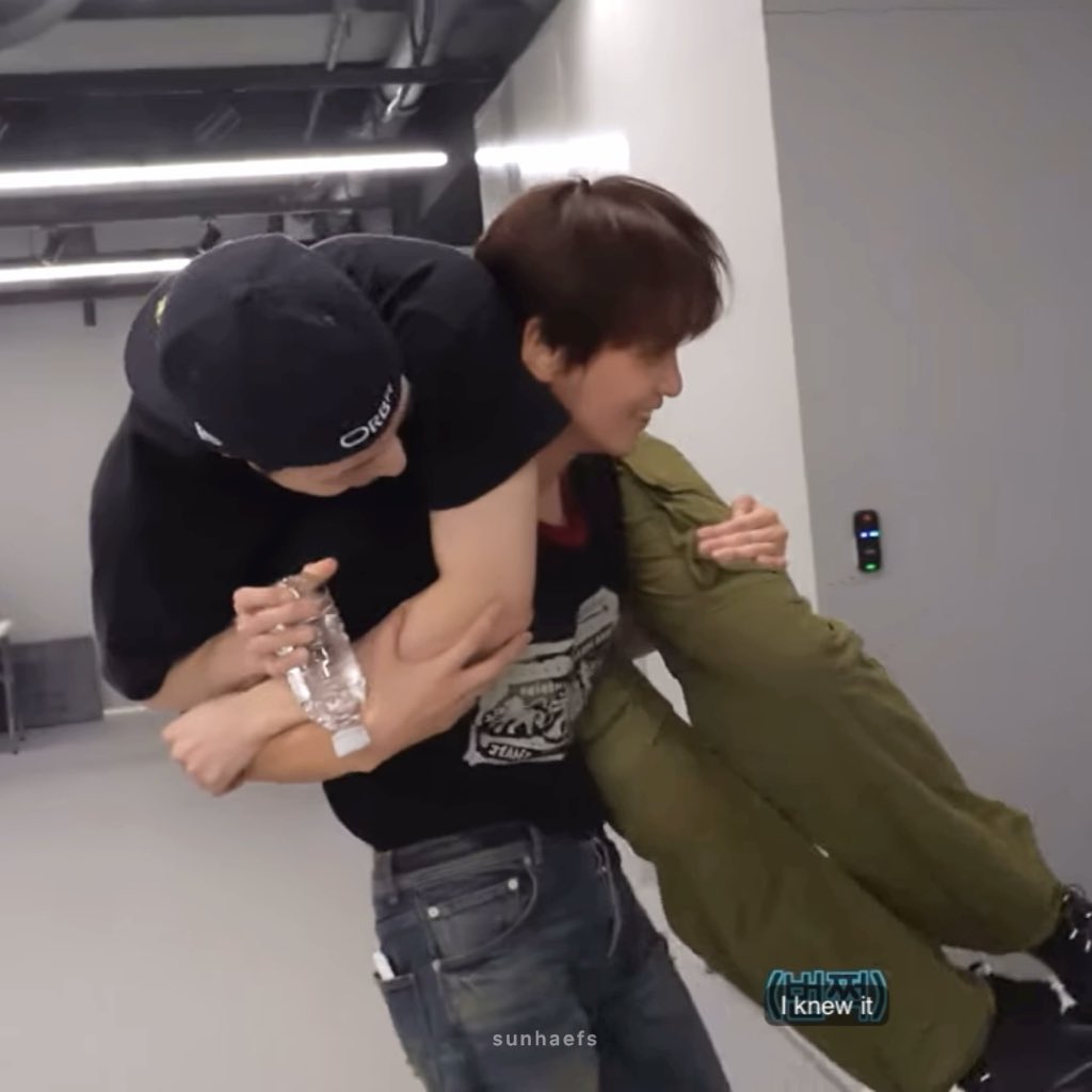 haechan backpacked jeno 😭😭😭😭