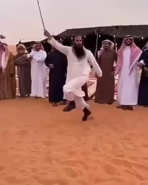 عطاها الشيخ ماتيسر من العرضة 😅🤦🏻‍♂️