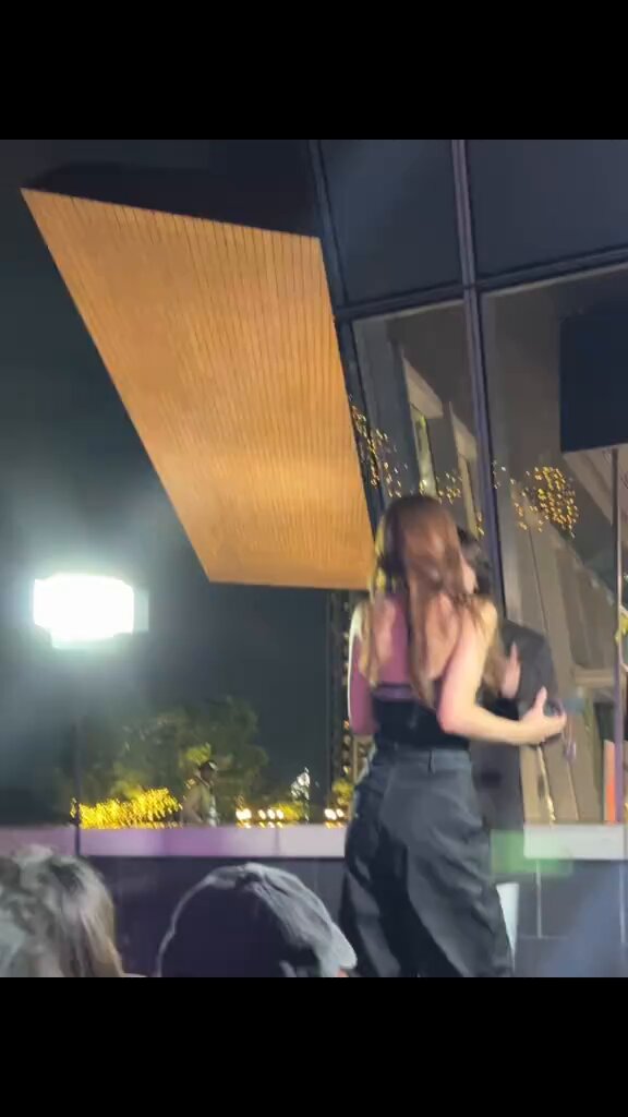 e quando a lena disse que nesse dia sentiu arrepios e vontade de chorar quando a musica começou a tocar e ela olhou pro rosto da miu e queria guardar pra sempre o momento pq foi mágico