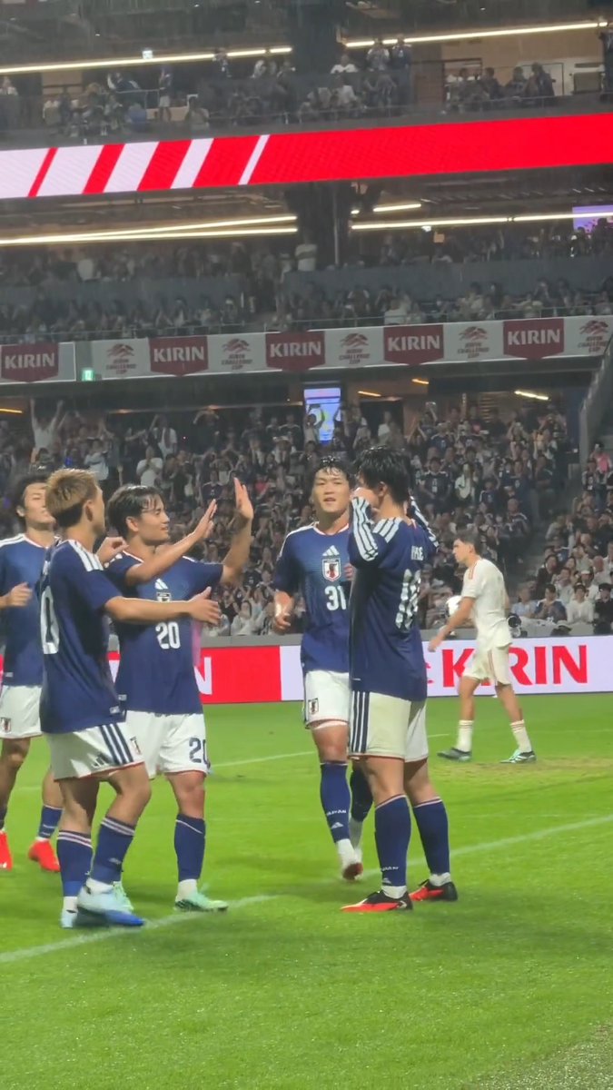 試合終了間際、上田綺世が逆転ゴール!!⚽️💥 ピッチ目線でどうぞ🏟️👀 選手たちがベンチを飛び出し、チームみんなで喜びを分かち合う🤩 #サッカー日本代表