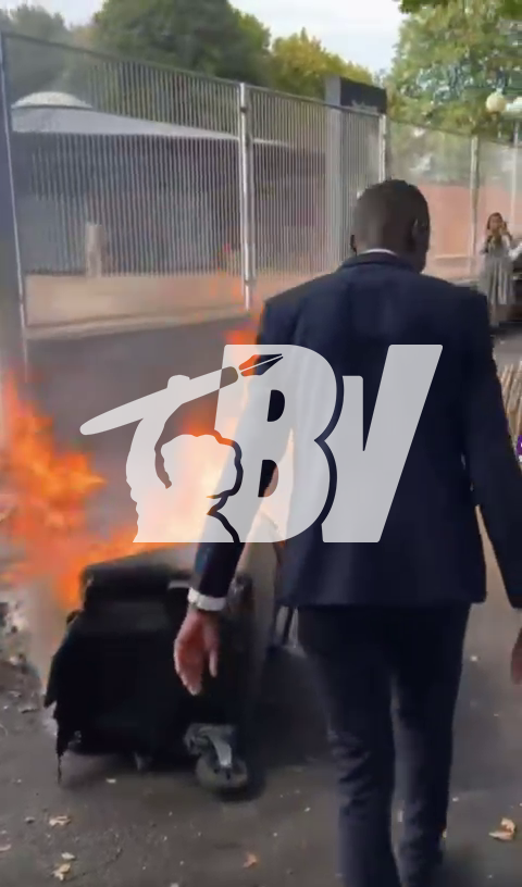 🔴 EXCLU BV | BALLY BAGAYOKO ACCLAMÉ PAR DES BLOQUEURS Le maire de Saint-Denis, Bally Bagayoko, acclamé par les bloqueurs d’un lycée. Et ce alors qu’une poubelle a été incendiée, ce qui n’a pas l’air de le déranger.
