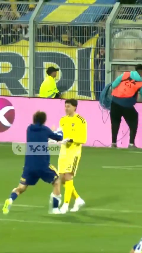 Luego de haber sufrido otro gol olímpico en la misma cancha, todos los jugadores de Boca fueron a festejar con Leandro Brey la agónica clasificación en la #CopaArgentinaEnTyCSports. 🔵🟡🫂