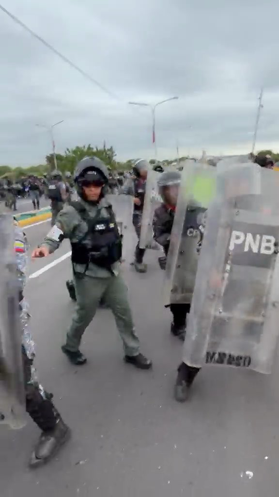 #ATENCIÓN: Efectivos del régimen no permiten el paso de la protesta de trabajadores públicos y jubilados a pocos metros del Puente sobre el Lago de #Maracaibo. Así actúa la tiranía criminal de Delcy Rodríguez. #Zulia