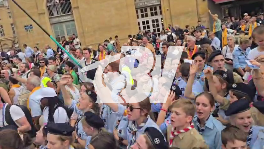 VISITE PAPALE | Des scouts chantent le Resucito devant la cathédrale Saint-Étienne de Metz.