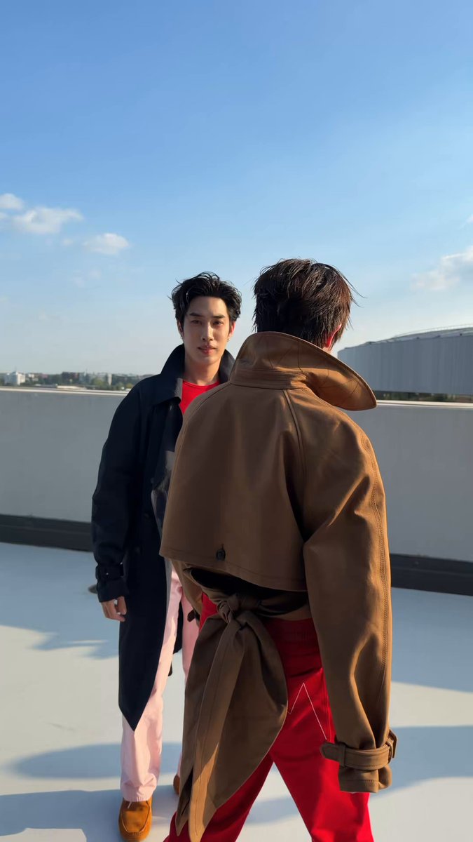 เติ้ล มติมันท์ (TLE.MTM) และ เฟิร์สวัน วรรณกร (FirstOne) ปรากฏตัวในฐานะแขกคนสำคัญของแฟชั่นโชว์ Moschino ประจำฤดูกาลใบไม้ผลิ/ฤดูร้อน 2027 ณ Milan Fashion Week ทั้งคู่มาในลุคจากรันเวย์ SS27 ของ Moschino โดยโชว์นี้ถือเป็นจุดเปลี่ยนสำคัญเพราะเป็นการเปิดตัวคอลเลกชันแรกอย่างเป็นทางการของ Loris Messina และ Simone Rizzo ในตำแหน่งผู้อำนวยการฝ่ายสร้างสรรค์ร่วมคนใหม่ของแบรนด์ เฟิร์สวันสวมเสื้อโค้ทโอเวอร์ไซซ์สีน้ำตาล คู่กับกางเกงขายาวสีแดงสด ส่วนเติ้ลสวมเสื้อโค้ทยาวสีดำทับเสื้อยืดสีแดง จับคู่กับกางเกงขายาวสีชมพูอ่อน การเล่นสีที่จัดจ้านแต่ยังคงความชิคแบบ Moschino สะท้อนให้เห็นว่าดีเอ็นเอดั้งเดิมของแบรนด์ยังคงอยู่ แม้จะอยู่ภายใต้การนำทีมของดีไซเนอร์คนใหม่ สัมผัสสไตล์ของ Moschino ได้แล้ววันนี้ที่ Paragon Department Store, ชั้น 1, สยามพารากอน TLE FIRSTONE AT MFW 2027 #Moschino #MoschinoSS27 #MOSCHINOSS27xTLEFIRSTONE #TleFirstone #SiamParagon