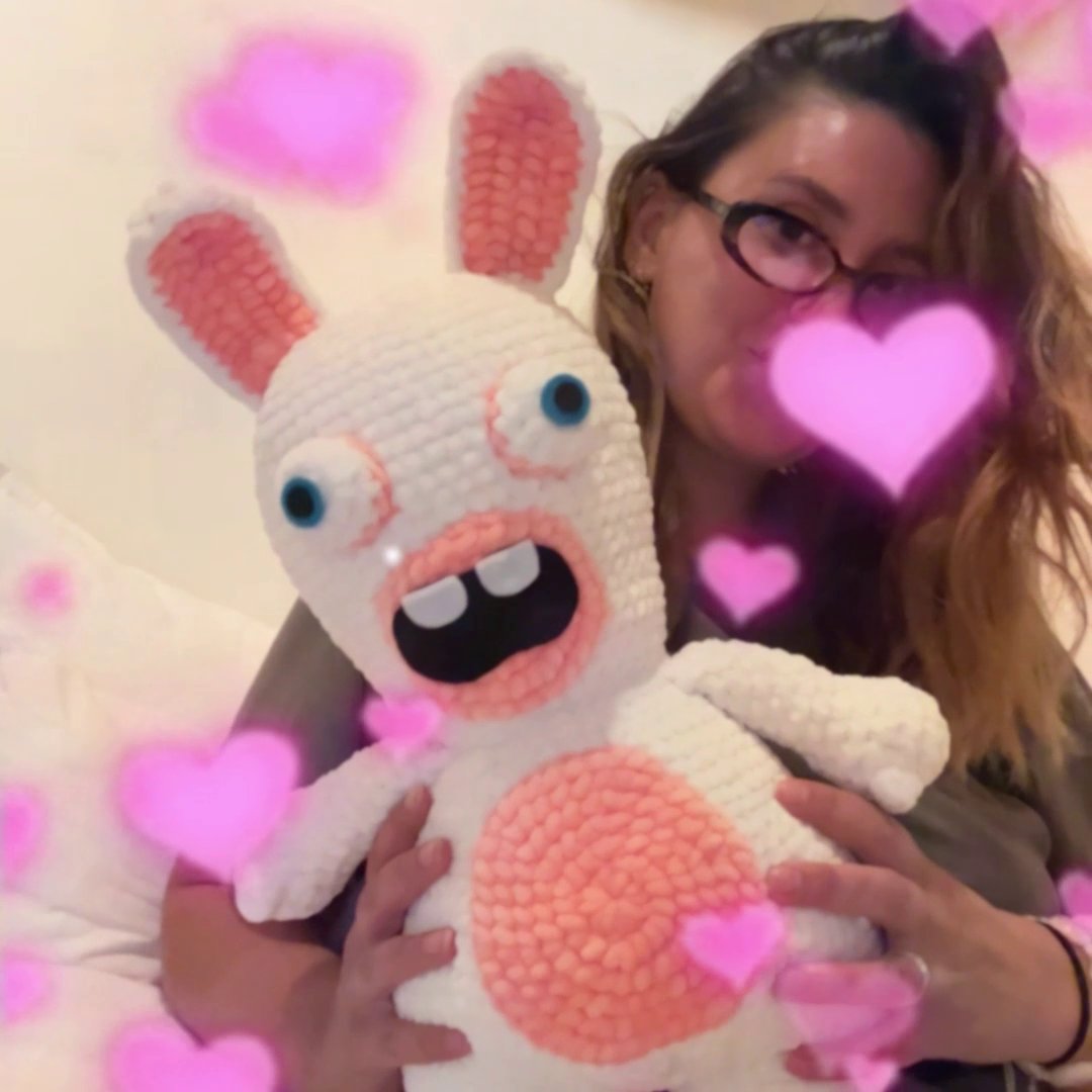 Un Lapin Crétin vraiment bwaaah-tiful... 🐰🧶 Découvrez la dernière création pour les 40 ans d'Ubisoft, une peluche toute douce de nos lapins préférés réalisée par Soulmate Crochet ! 🩷 Ce Lapin Crétin cherche un nouveau foyer, il est à gagner sous notre post Instagram 🎁