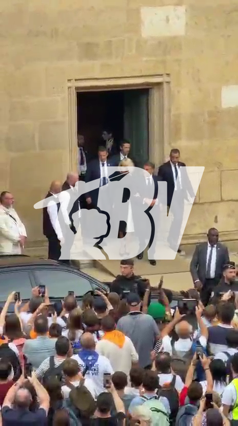 EXCLU BV | Emmanuel Macron est hué par l'assemblée à sa sortie de la cathédrale Saint-Étienne de Metz.