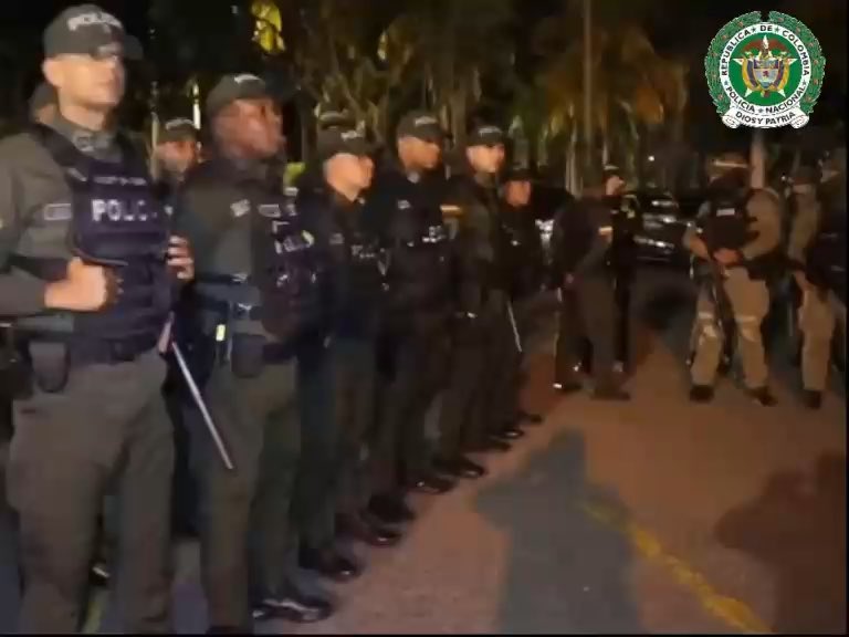#EsNoticia | 80 capturas y siete estructuras criminales desarticuladas en Cali En el marco de la Operación ‘IRON’, más de 1.200 uniformados de la Policía Nacional y el Ejército Nacional de Colombia se desplegaron en 15 barrios de seis comunas de Santiago de Cali, con el propósito de afectar las estructuras dedicadas al homicidio, microtráfico, hurto y desplazamiento forzado. A través de 103 diligencias de registro y allanamiento fueron capturadas 80 personas: 68 por orden judicial y 12 en flagrancia. Además, fueron incautadas armas de fuego, una granada de fragmentación, sustancias estupefacientes y cerca de $14 millones en efectivo, producto del tráfico de estupefacientes. La seguridad también se construye con la denuncia. Si conoce información sobre hechos o actores que afecten la tranquilidad de los colombianos, comuníquese a la línea 123 o a la línea contra el crimen en Cali 321 394 5156. Su información puede ser clave. #DiosYPatria