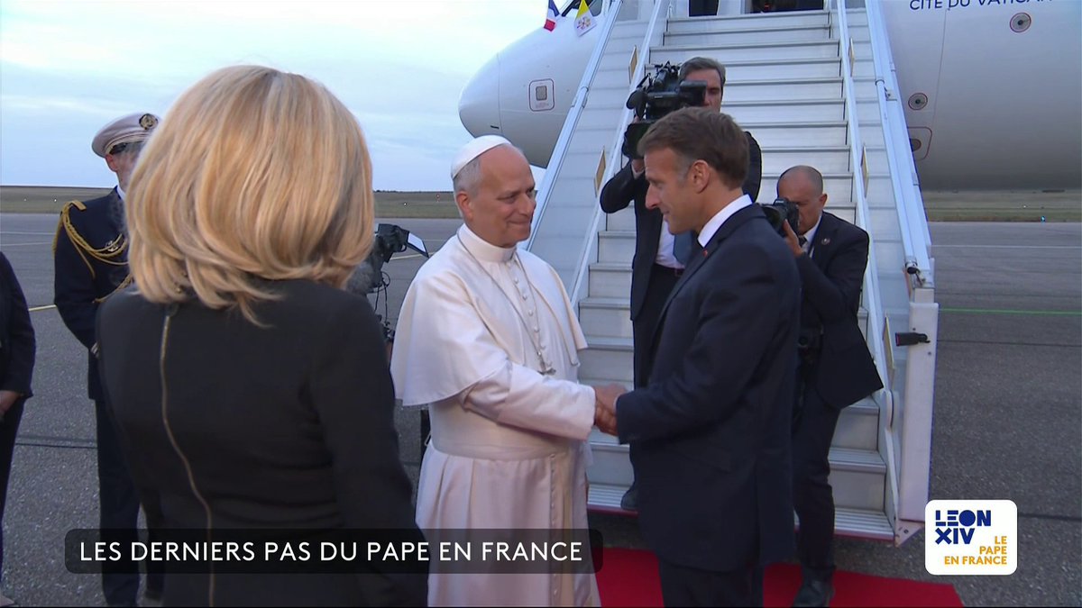 🔴 Le pape Léon XIV fait ses adieux à la France Après quatre jours de visite en France, de Metz à Lourdes en passant par Paris, le souverain pontife s'envole vers le Vatican. Léon XIV et Emmanuel Macron se sont salués sur le tarmac. #canal16