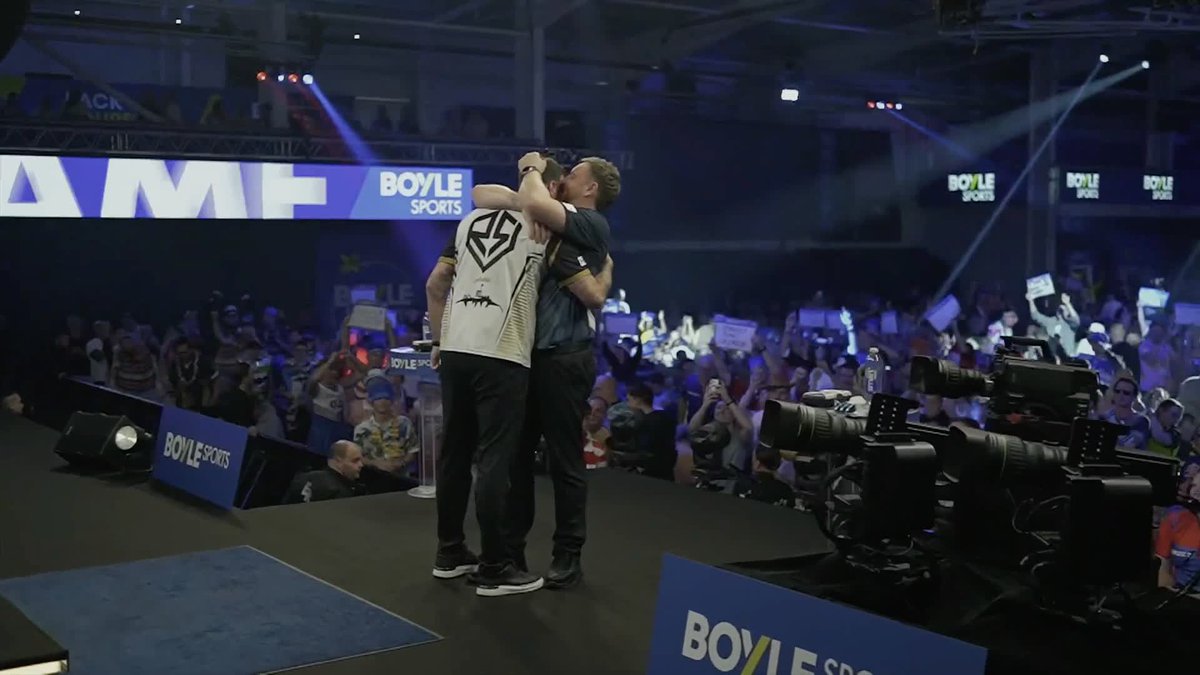 SMITH DOWNS CAMMY! Ross Smith wins the deciding set in straight legs, defeating Cameron Menzies 2-1 after surviving two match darts! 📺 #WGPDarts | R1