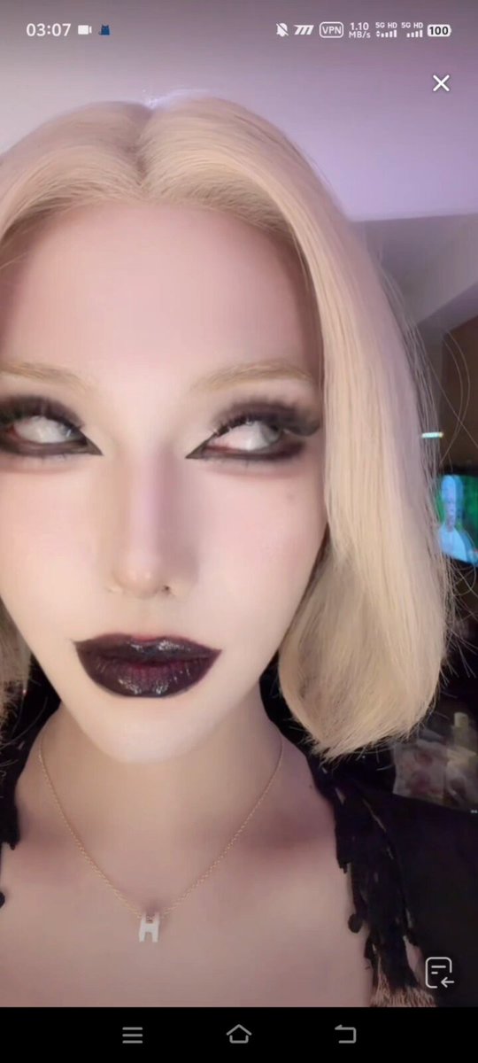 好高贵的浓妆亲妈祖宗 感觉看几秒就要被盯榨了啊啊啊