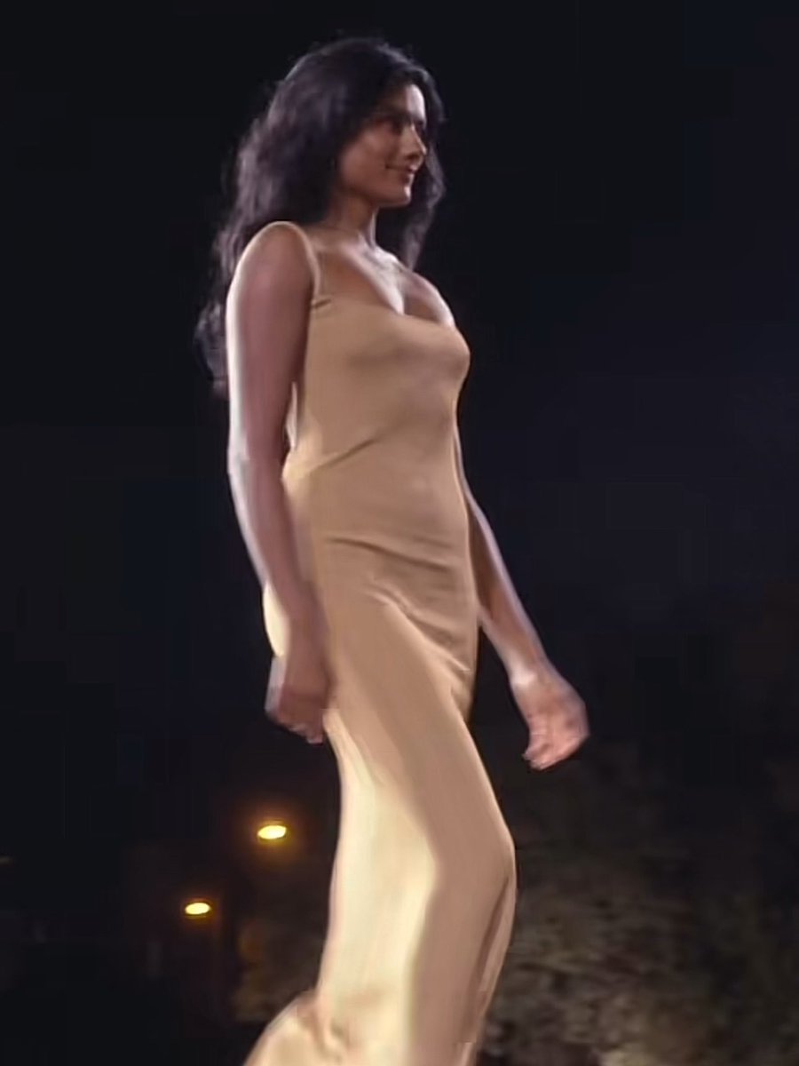 simone ashley walks the runway at l’oréal paris le défilé ✴︎ 2026