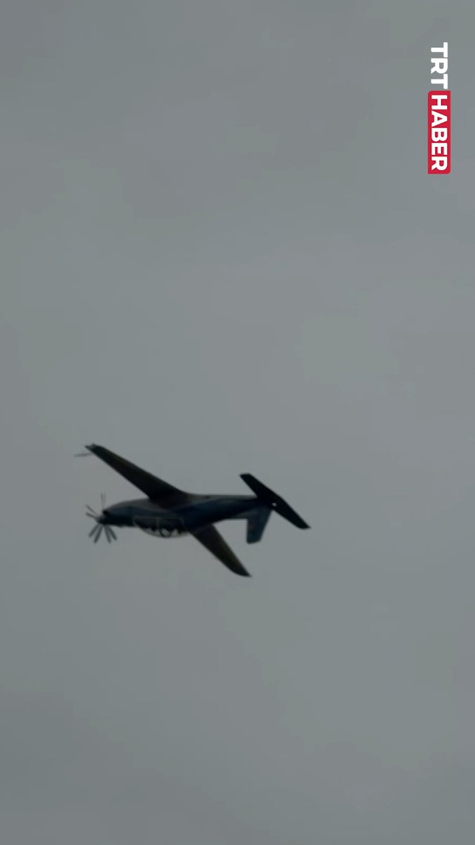 🇹🇷✈️Hürkuş-2’den ters uçuşlu gövde gösterisi... Gelişmiş sistemleri sayesinde Hürkuş-2, bu pozisyonda 30 saniye boyunca kesintisiz uçabiliyor.
