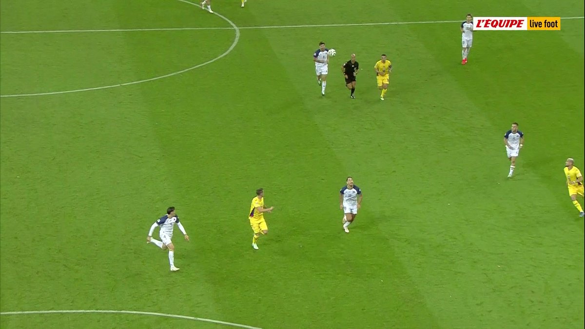 🇷🇴-🇧🇦 La réduction de l'écart roumaine sur cette jolie demi-volée ! Le direct sur L'Équipe live foot > #lequipeFOOT