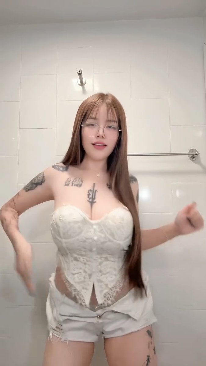 才高中就玩吃这样还有回头路吗？想被骂骚货了呢 #母狗 #女高 #露出