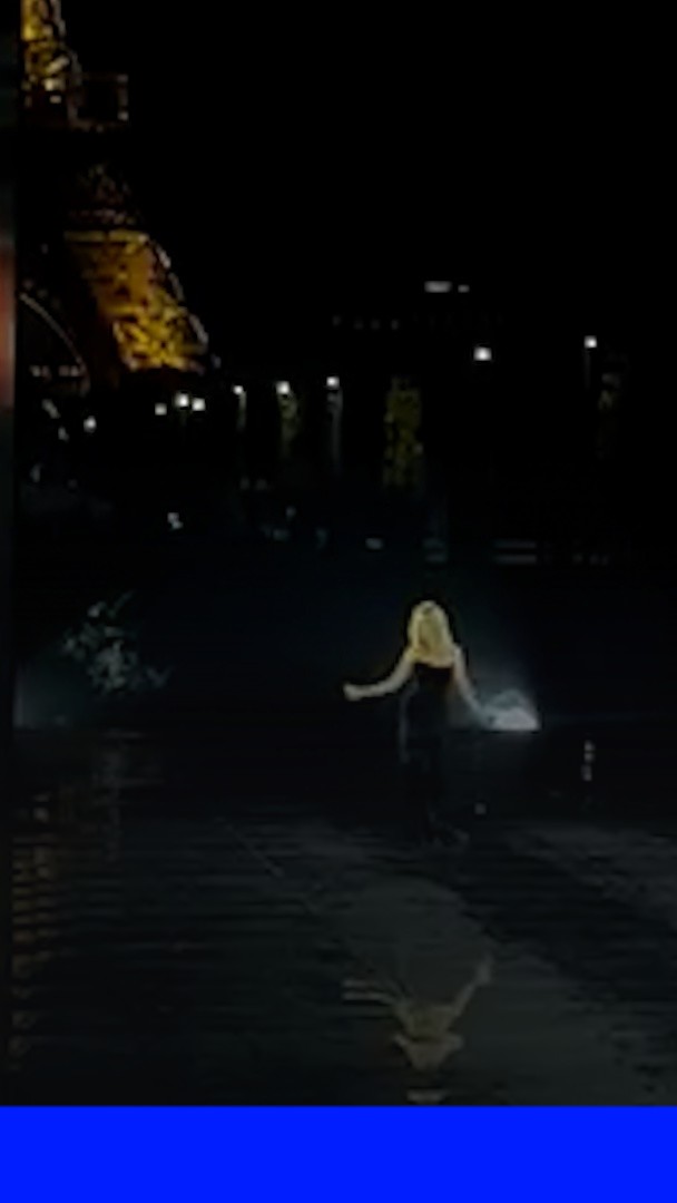 Céline Dion chante au défilé L'Oréal lors de la Fashion Week