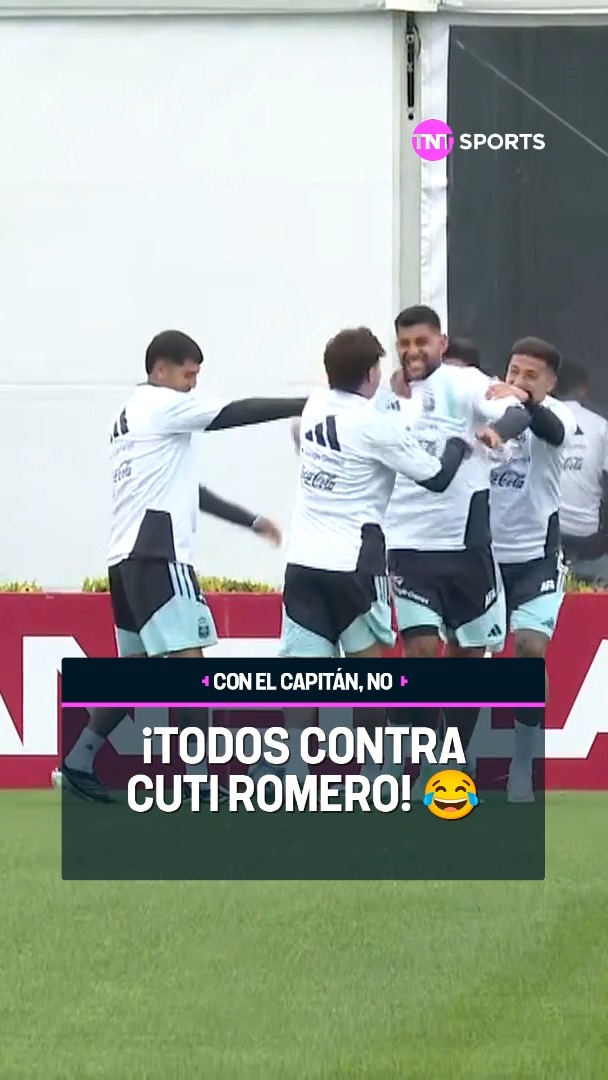 ¡COBRÓ EL NUEVO CAPITÁN! 😅 🇦🇷 Cristian Romero tuvo un mal control en el aire y sus compañeros no lo perdonaron en absoluto. ¡Con el capitán no, che!