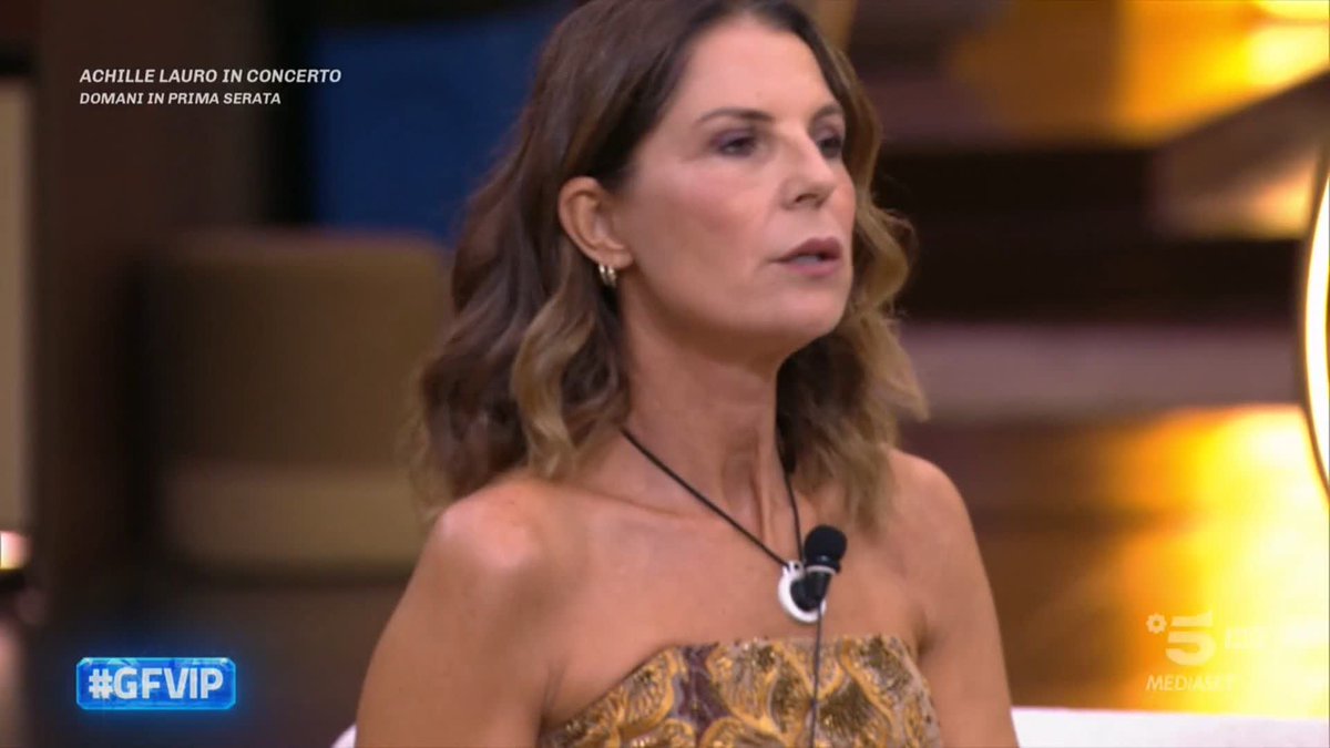 "Il Grande Fratello ha analizzato nel dettaglio il regolamento, ma ci sono delle regole e dei precedenti che non ammettono eccezione e chi pronuncia le frasi che ha pronunciato Simone è squalificato senza appello." #GFVIP