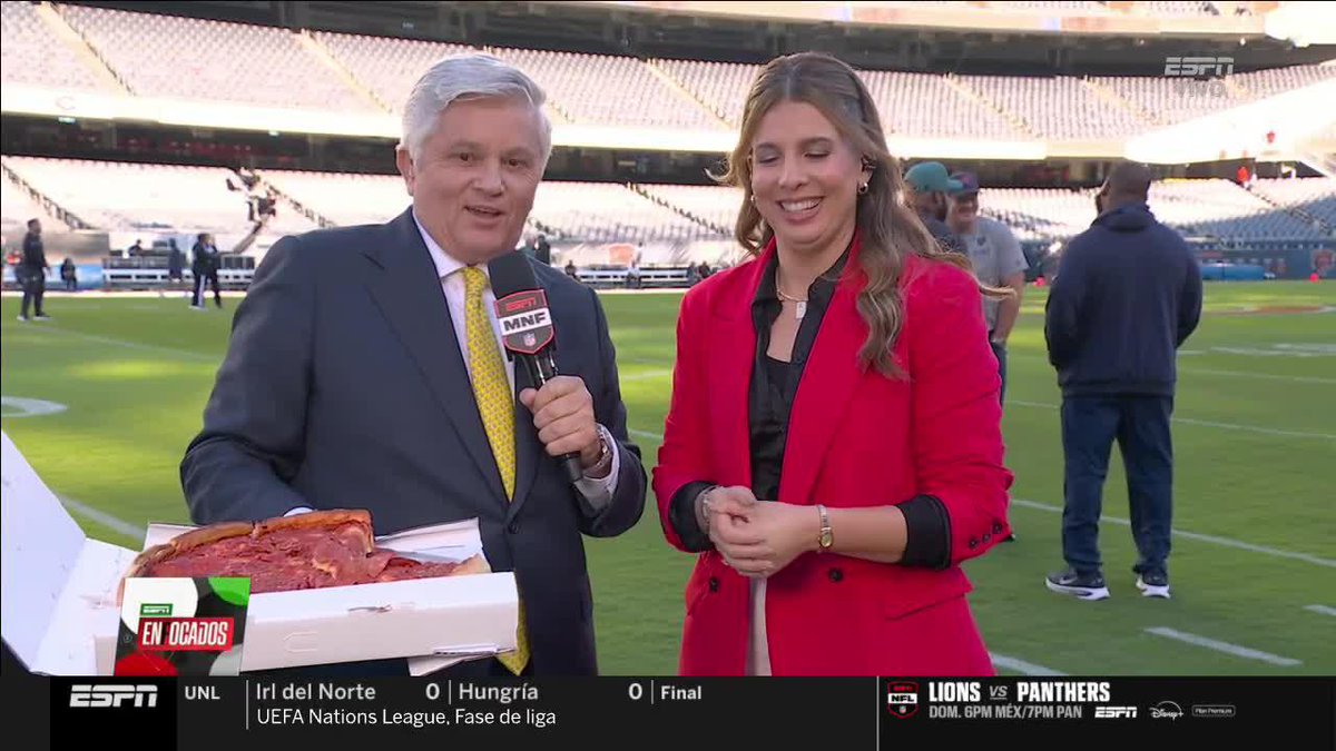 ¡QUÉ BIEN SE LA PASAN! John Sutcliffe y Katia Castorena desde Chicago en la previa del #MNFxESPN. No te pierdas el juego entre Eagles y Bears por #DisneyPlus Premium.