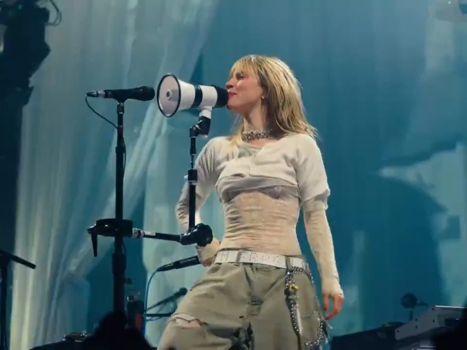 a forma como a hayley williams domina o palco e deixa qualquer musica melhor que a versão estúdio.. ela entrega protesto, beleza, sensualidade que coisa absuuuurda