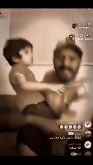 "لا يمكن تغطية الشمس بغربال" تم القبض على رجل سعودي بتهمة إذاء طفله حين اشتكئ البطالة وظلم الدوله، تعوذ الرسول من قهر الرجال. لا تظلمو الناس!