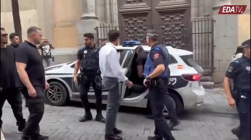 Colaboración público privada. Al parecer la policía le estaba cubriendo las espaldas a Vito Quiles y sus matones cuando fue a provocar a la Puerta del Sol. Lo custodiaron y acompañaron en sus coches para sacarlos de la zona.