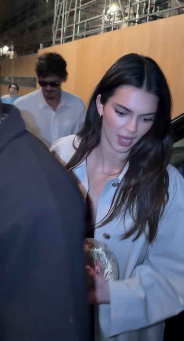 Kendall Jenner and Jacob Elordi arriving at a restaurant in Paris, France - 09/28. 📸 More pics: