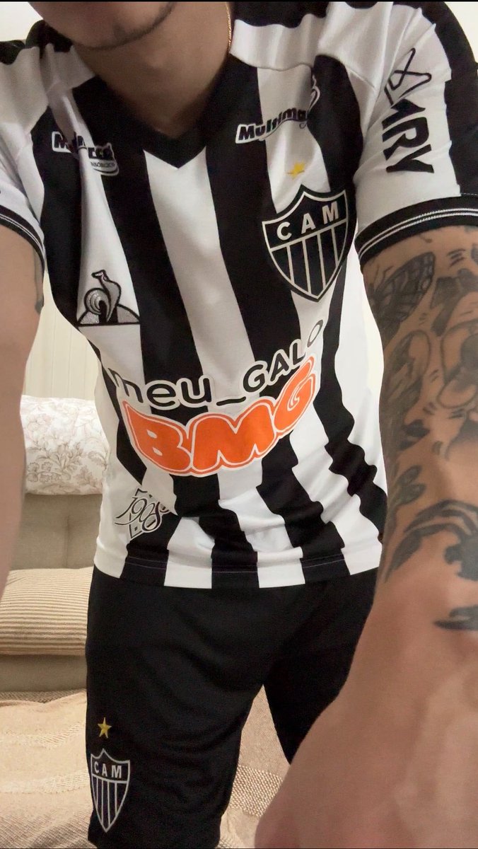 e falando em camisa bonita, essa acabou de chegar aqui em casa (de quebra peguei o short que também não deixa a desejar) gosto muito do escudo numa proporção maior na camisa, como a lecoq fazia. já virou meu xodózin #voltalecoq