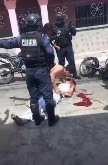 #Carabobo Policía Municipal de San Joaquín mata a un ciudadano en la vía pública. Vecinos del sector Los Ojitos del municipio San Joaquín, en el estado Carabobo, denuncian una situación irregular en la que un funcionario de la Policía Municipal de San Joaquín habría disparado contra un ciudadano, quien murió en el lugar. En varios videos difundidos por familiares y vecinos se aprecia el cuerpo de un joven que presenta una herida por arma de fuego a la altura del cuello. En las imágenes, los vecinos acusan de asesinato a los funcionarios policiales presentes. Hasta el momento se desconoce la versión policial. Extraoficialmente se conoció que el joven habría intentado agredir a un funcionario y el compañero de este le habría disparado. Otros videos del caso en mi canal de Telegram