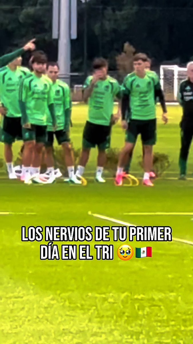 ¡LA EMOCIÓN DE LA PRIMERA CONVOCATORIA! 🤩 Santi Sandoval se encomendó arriba antes de empezar su primer entrenamiento con la Selección Mexicana.