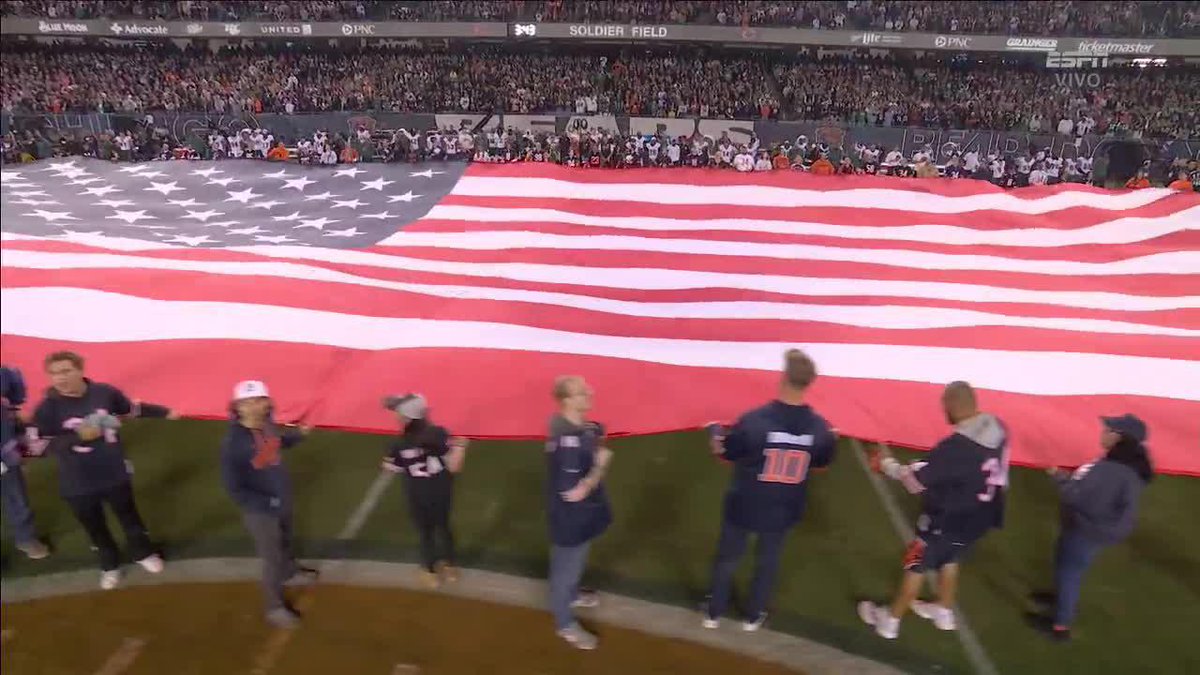 HISTÓRICO EN LA NFL 🎺 El himno de Estados Unidos interpretado por mariachis previo al #MNFxESPN 🫡 Disfruta el juego entre Eagles y Bears por #DisneyPlus Premium.