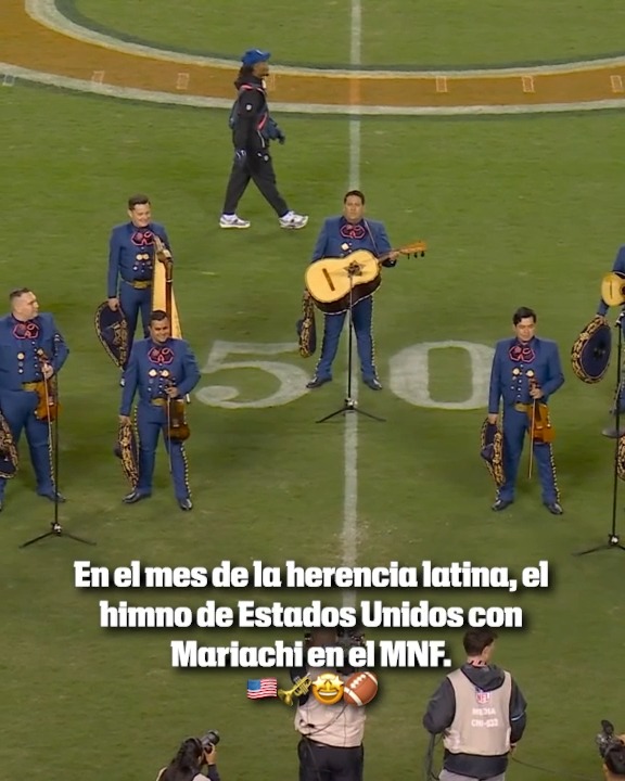 En el Mes de la Herencia Hispana y Latinoamericana, el mariachi 'Herencia de México' interpretó el himno de Estados Unidos en el Monday Night Football.🤩🇺🇸🎺🏈