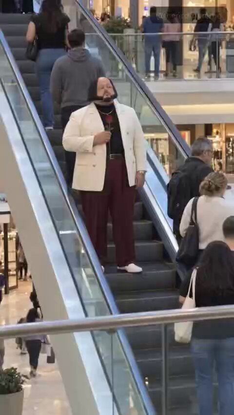 🌩 😵‍💫😵‍💫😵‍💫😵‍💫😵‍💫🥀 Ele se apresenta como o homem mais sexy do mundo. Autoproclamado, claro. O Rico Supreme é canadense e virou figuraça da net encenando um galã de novela mexicana em lugar público: peruca bob, cavanhaque, blazer creme e sempre uma rosa vermelha na mão. O vídeo dele descendo a escada rolante do shopping de olho fechado bateu 200 mil likes. O aeroporto também já teve a honra