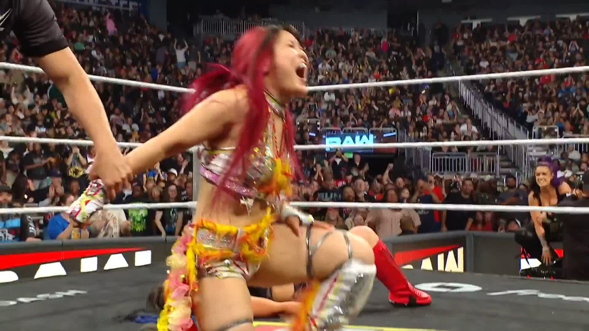 WOW!! 🤩 Off the distraction from Bayley, IYO SKY picks up the WIN!