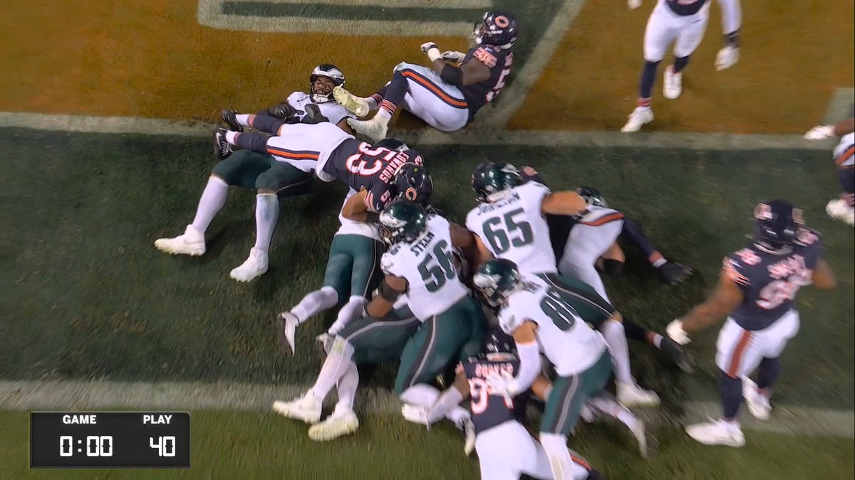 Another look at the wild sequence that led to the Eagles TD to end the half 😯