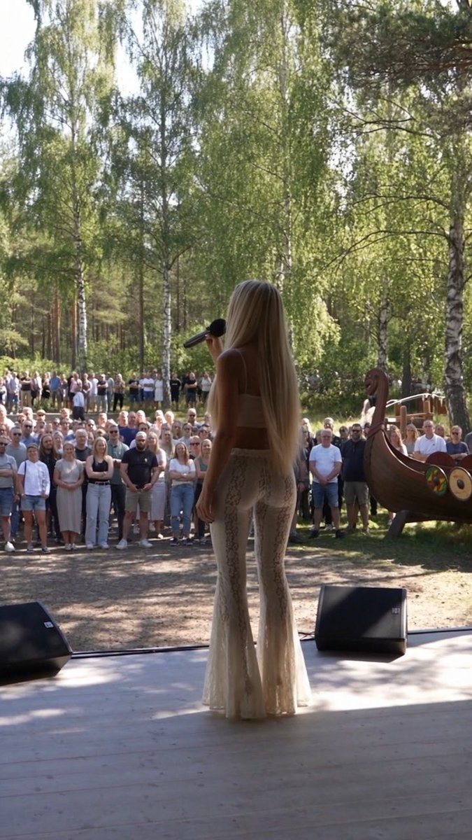 Singing FRJÁLS as a Viking show unfolds in front of the stage. ⚔️ AEYSA, my debut album, is coming very soon. Very limited CD preorders are still open. #VikingMusic #NorseMythology #OldNorse #Valhalla #vikings