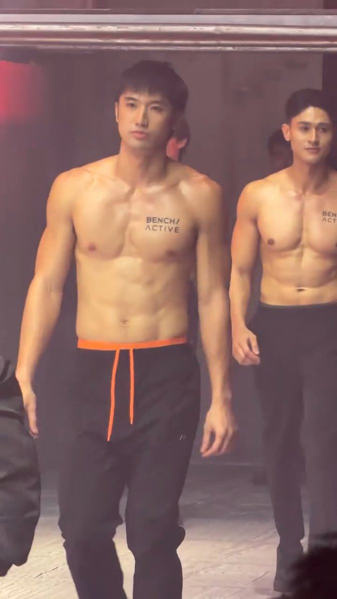 เดินแบบแฟชั่นโชว์ของแบรนด์ Bench ที่สร้างความฮือฮาได้ทุกปี ปีนี้ได้นายแบบ นักกีฬา คนดังมาร่วมเดินมากมายเลย ที่ชอบสุดคือ Brix Ramos ที่เป็นนักบาสเก็ตบอลสุดฮอต ด้วยความสูงถึง 188 เซน กับหุ่นลีนๆกล้ามสวยๆ และหน้าหล่อๆของเค้า #brixramos #benchfashionweekholiday26 #benchfashioneeek #นายแบบ