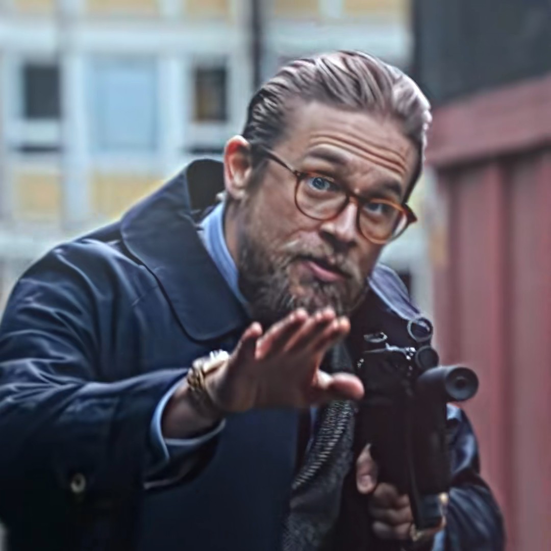 Et si votre empire criminel valait des centaines de millions, mais que tout le monde autour de vous cherchait à vous doubler ? 🎬 The Gentlemen (2019), réalisé par Guy Ritchie, c’est un cocktail explosif de cannabis, argent, manipulations et trahisons. Matthew McConaughey joue Mickey Pearson, un baron de la drogue londonien qui veut vendre son empire… mais dans ce milieu, personne ne laisse partir une fortune aussi facilement. 😮‍💨🔥 Avec Charlie Hunnam, Hugh Grant, Colin Farrell et Henry Golding, le film enchaîne les dialogues cinglants, les coups tordus et les retournements de situation. 📺 Disponible notamment sur Netflix et Prime Video selon les pays.