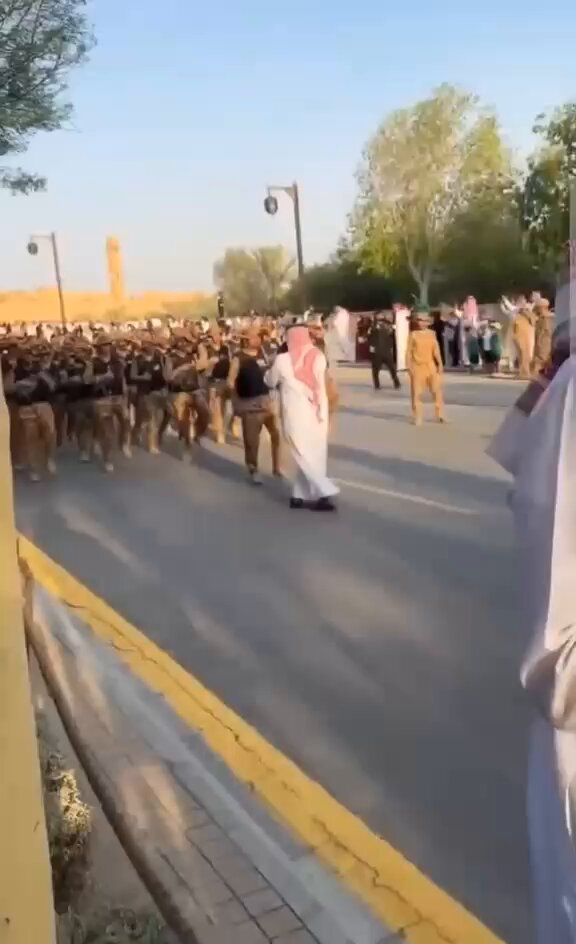 هذه كشافة وليس جيش . يا إخواننا في السعودية : تريدون ان تقاتلوا إيران بجنود مترهلين مثل هولاء ؟؟ والله نكسة .